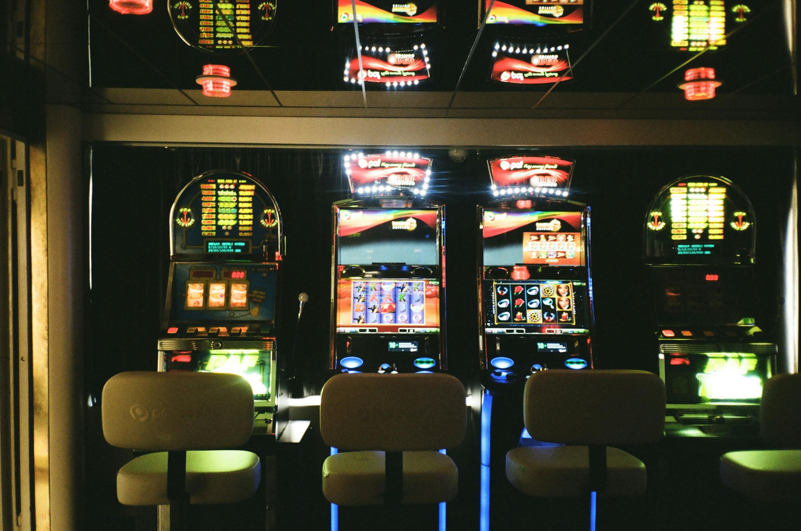 Tampilan live casino 33aag dengan dealer profesional dan meja baccarat untuk kemenangan besar